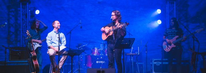 el concierto ecuménico “Un canto al Cristo de todos”, espectáculo musical en el que compartieron escenario el sacerdote y músico católico Cristóbal Fones SJ y el pastor colombiano, Santiago Benavides